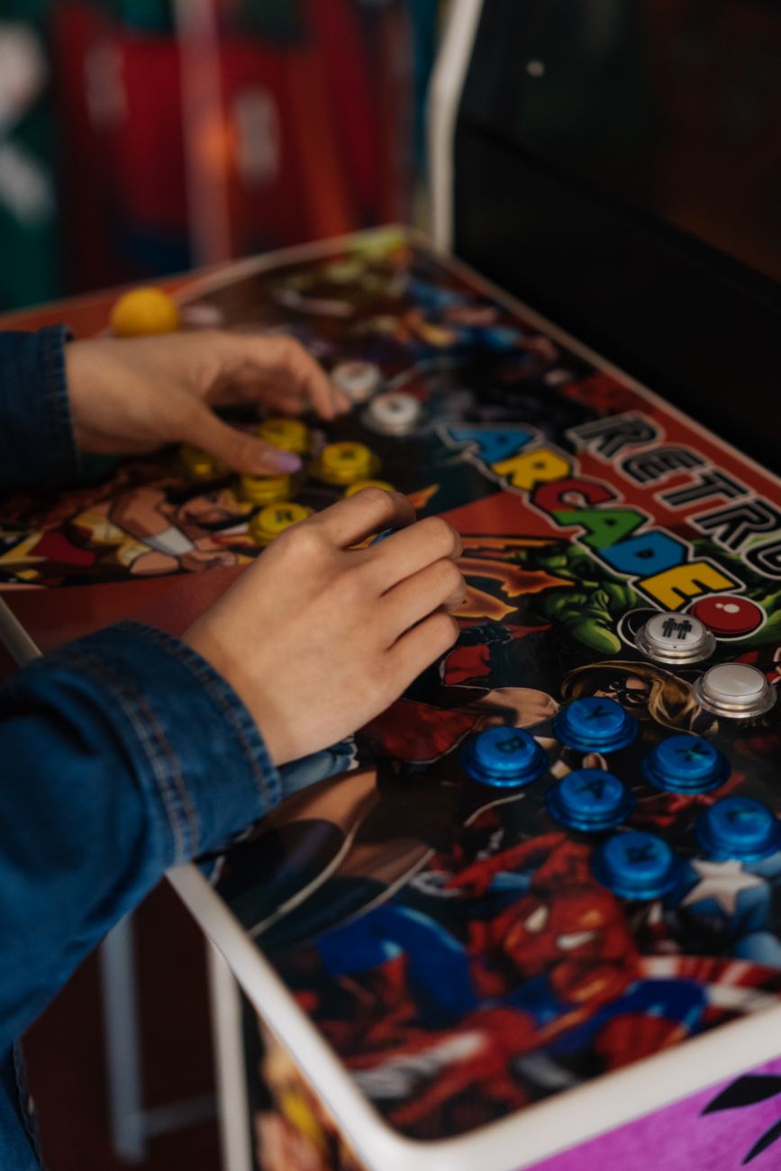 Joueur concentré sur son écran d'arcade