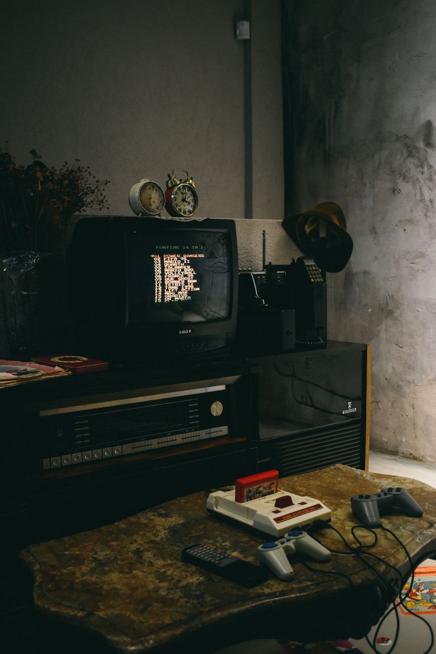 Écran rétro et manettes de jeu vidéo rétroéclairées